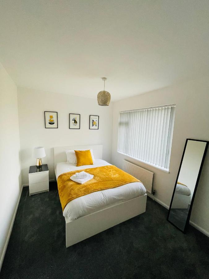 Wolverhampton Large 3 Bedrooms 5 Bed House Perfect For Short & Long Stays Contractors Business Nhs Insurance 1 Bathroom And Separate Wc Private Garden Driveway For 2 Large Vehicles Close To City Centre M6 M54 And Walsall Willenhall Cannock Property 外观 照片