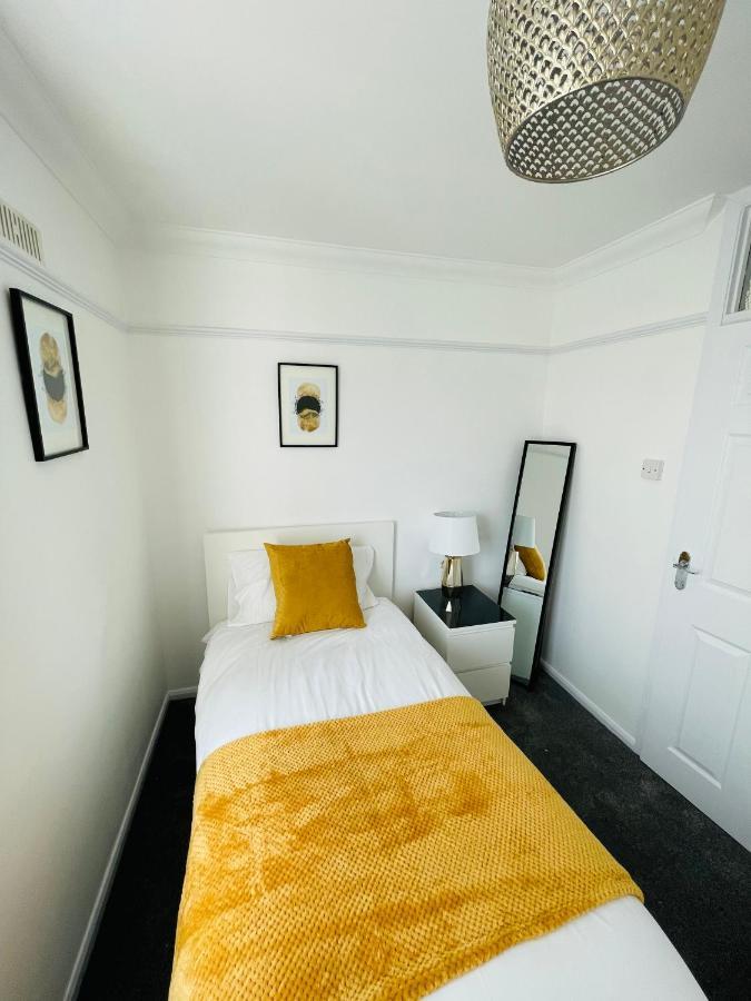 Wolverhampton Large 3 Bedrooms 5 Bed House Perfect For Short & Long Stays Contractors Business Nhs Insurance 1 Bathroom And Separate Wc Private Garden Driveway For 2 Large Vehicles Close To City Centre M6 M54 And Walsall Willenhall Cannock Property 外观 照片