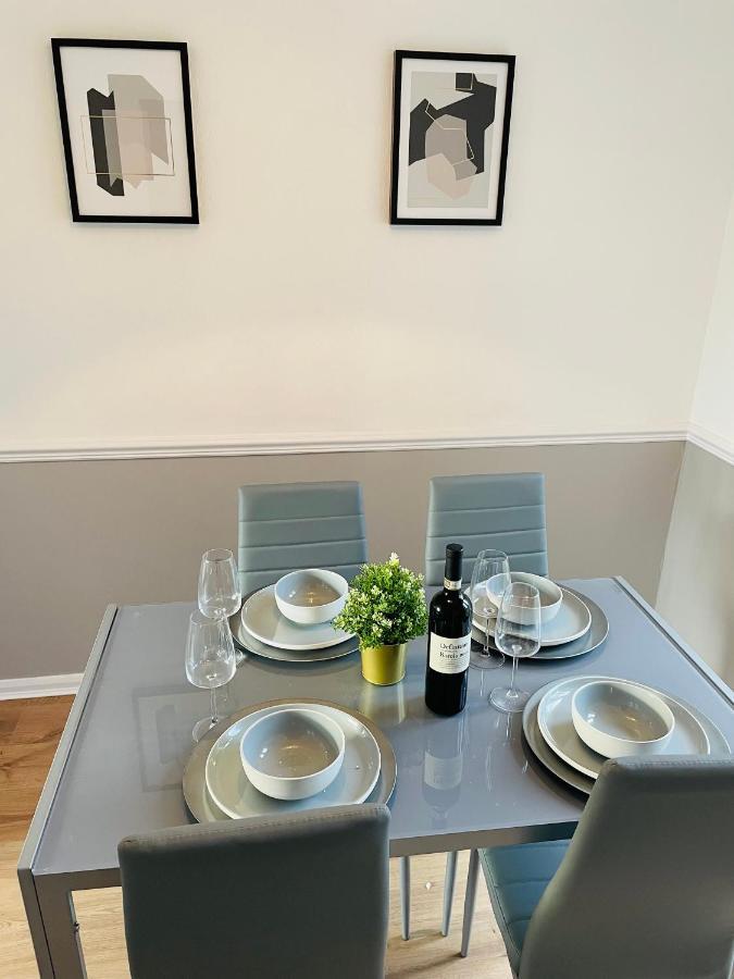 Wolverhampton Large 3 Bedrooms 5 Bed House Perfect For Short & Long Stays Contractors Business Nhs Insurance 1 Bathroom And Separate Wc Private Garden Driveway For 2 Large Vehicles Close To City Centre M6 M54 And Walsall Willenhall Cannock Property 外观 照片
