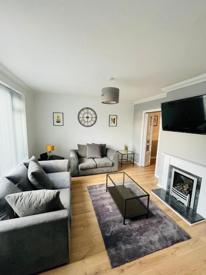 Wolverhampton Large 3 Bedrooms 5 Bed House Perfect For Short & Long Stays Contractors Business Nhs Insurance 1 Bathroom And Separate Wc Private Garden Driveway For 2 Large Vehicles Close To City Centre M6 M54 And Walsall Willenhall Cannock Property 外观 照片