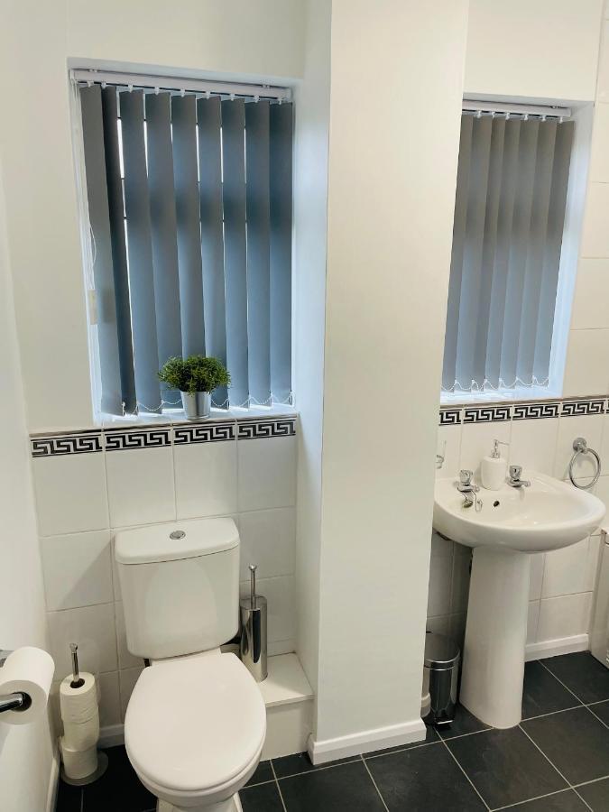 Wolverhampton Large 3 Bedrooms 5 Bed House Perfect For Short & Long Stays Contractors Business Nhs Insurance 1 Bathroom And Separate Wc Private Garden Driveway For 2 Large Vehicles Close To City Centre M6 M54 And Walsall Willenhall Cannock Property 外观 照片