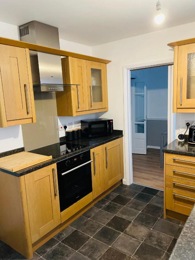 Wolverhampton Large 3 Bedrooms 5 Bed House Perfect For Short & Long Stays Contractors Business Nhs Insurance 1 Bathroom And Separate Wc Private Garden Driveway For 2 Large Vehicles Close To City Centre M6 M54 And Walsall Willenhall Cannock Property 外观 照片