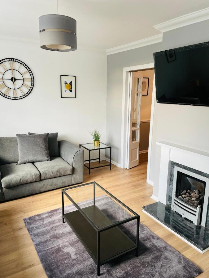 Wolverhampton Large 3 Bedrooms 5 Bed House Perfect For Short & Long Stays Contractors Business Nhs Insurance 1 Bathroom And Separate Wc Private Garden Driveway For 2 Large Vehicles Close To City Centre M6 M54 And Walsall Willenhall Cannock Property 外观 照片