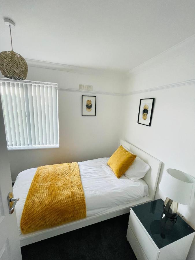 Wolverhampton Large 3 Bedrooms 5 Bed House Perfect For Short & Long Stays Contractors Business Nhs Insurance 1 Bathroom And Separate Wc Private Garden Driveway For 2 Large Vehicles Close To City Centre M6 M54 And Walsall Willenhall Cannock Property 外观 照片