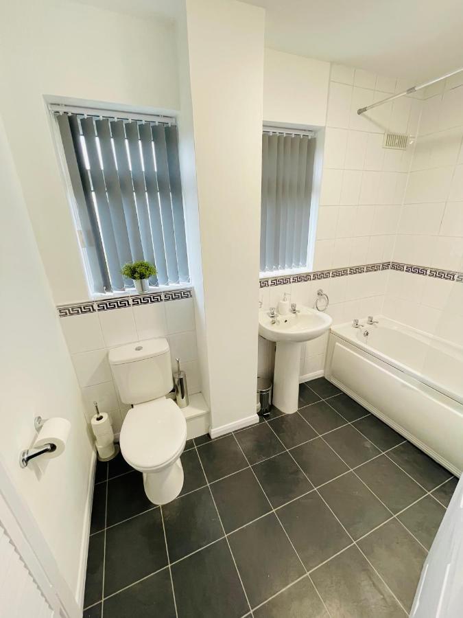 Wolverhampton Large 3 Bedrooms 5 Bed House Perfect For Short & Long Stays Contractors Business Nhs Insurance 1 Bathroom And Separate Wc Private Garden Driveway For 2 Large Vehicles Close To City Centre M6 M54 And Walsall Willenhall Cannock Property 外观 照片