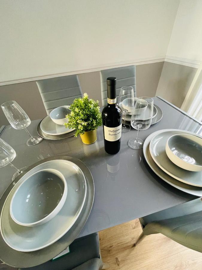 Wolverhampton Large 3 Bedrooms 5 Bed House Perfect For Short & Long Stays Contractors Business Nhs Insurance 1 Bathroom And Separate Wc Private Garden Driveway For 2 Large Vehicles Close To City Centre M6 M54 And Walsall Willenhall Cannock Property 外观 照片