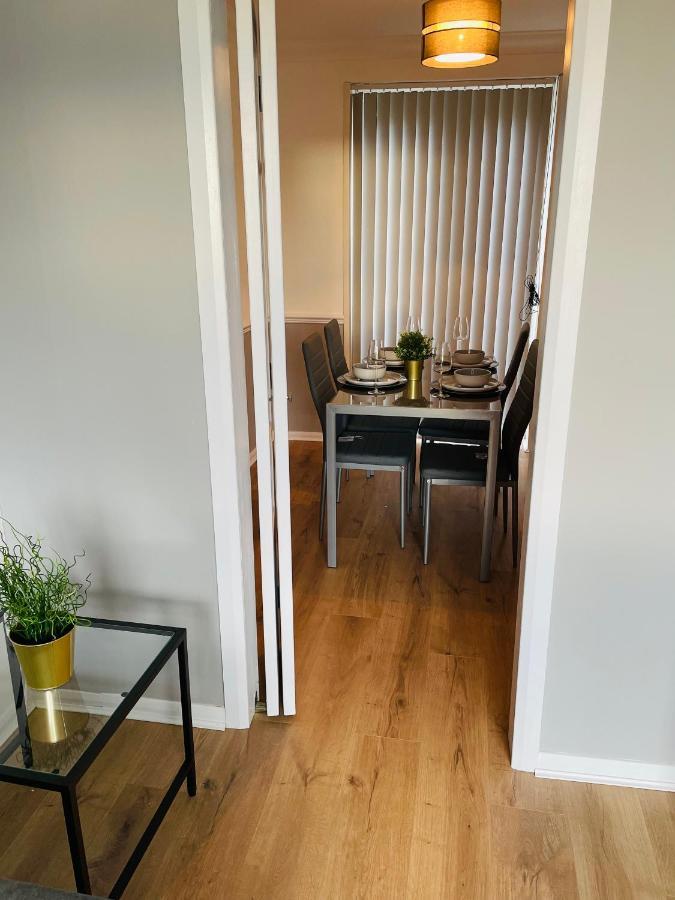 Wolverhampton Large 3 Bedrooms 5 Bed House Perfect For Short & Long Stays Contractors Business Nhs Insurance 1 Bathroom And Separate Wc Private Garden Driveway For 2 Large Vehicles Close To City Centre M6 M54 And Walsall Willenhall Cannock Property 外观 照片