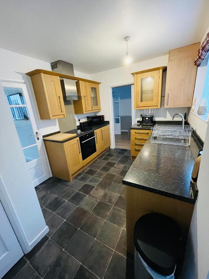 Wolverhampton Large 3 Bedrooms 5 Bed House Perfect For Short & Long Stays Contractors Business Nhs Insurance 1 Bathroom And Separate Wc Private Garden Driveway For 2 Large Vehicles Close To City Centre M6 M54 And Walsall Willenhall Cannock Property 外观 照片