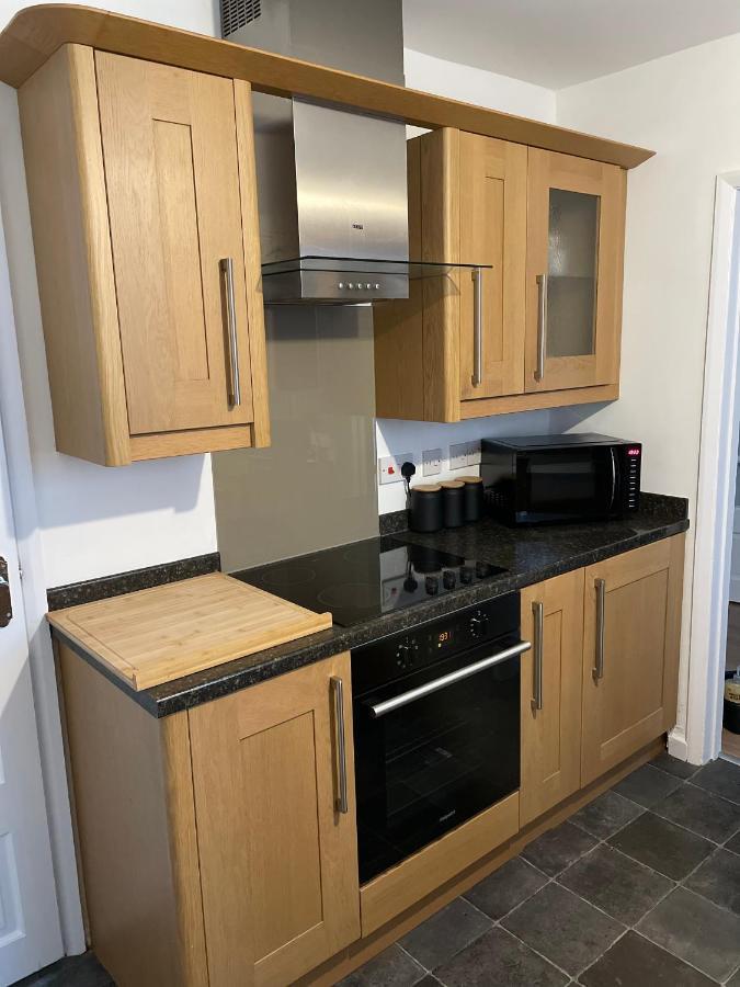 Wolverhampton Large 3 Bedrooms 5 Bed House Perfect For Short & Long Stays Contractors Business Nhs Insurance 1 Bathroom And Separate Wc Private Garden Driveway For 2 Large Vehicles Close To City Centre M6 M54 And Walsall Willenhall Cannock Property 外观 照片